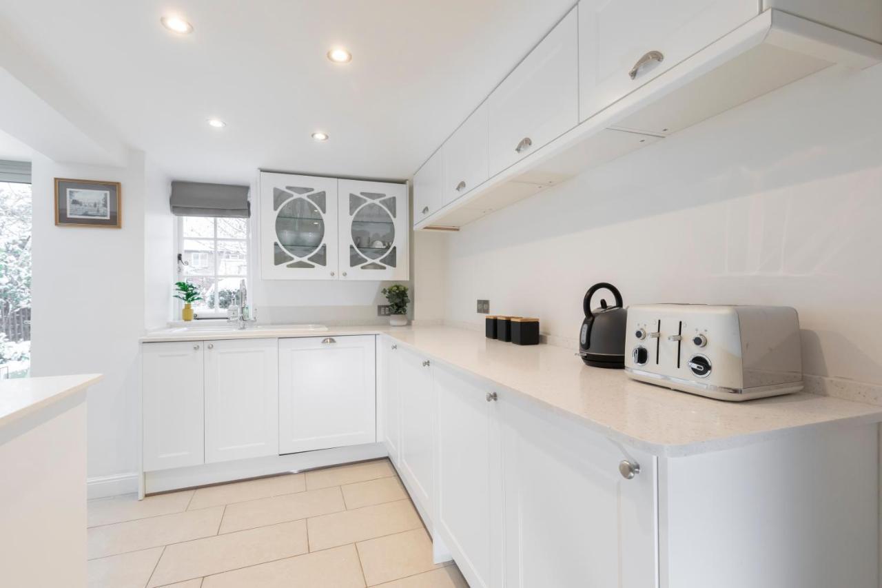 Beautiful 4 Bedroom Home Cheltenham Luaran gambar