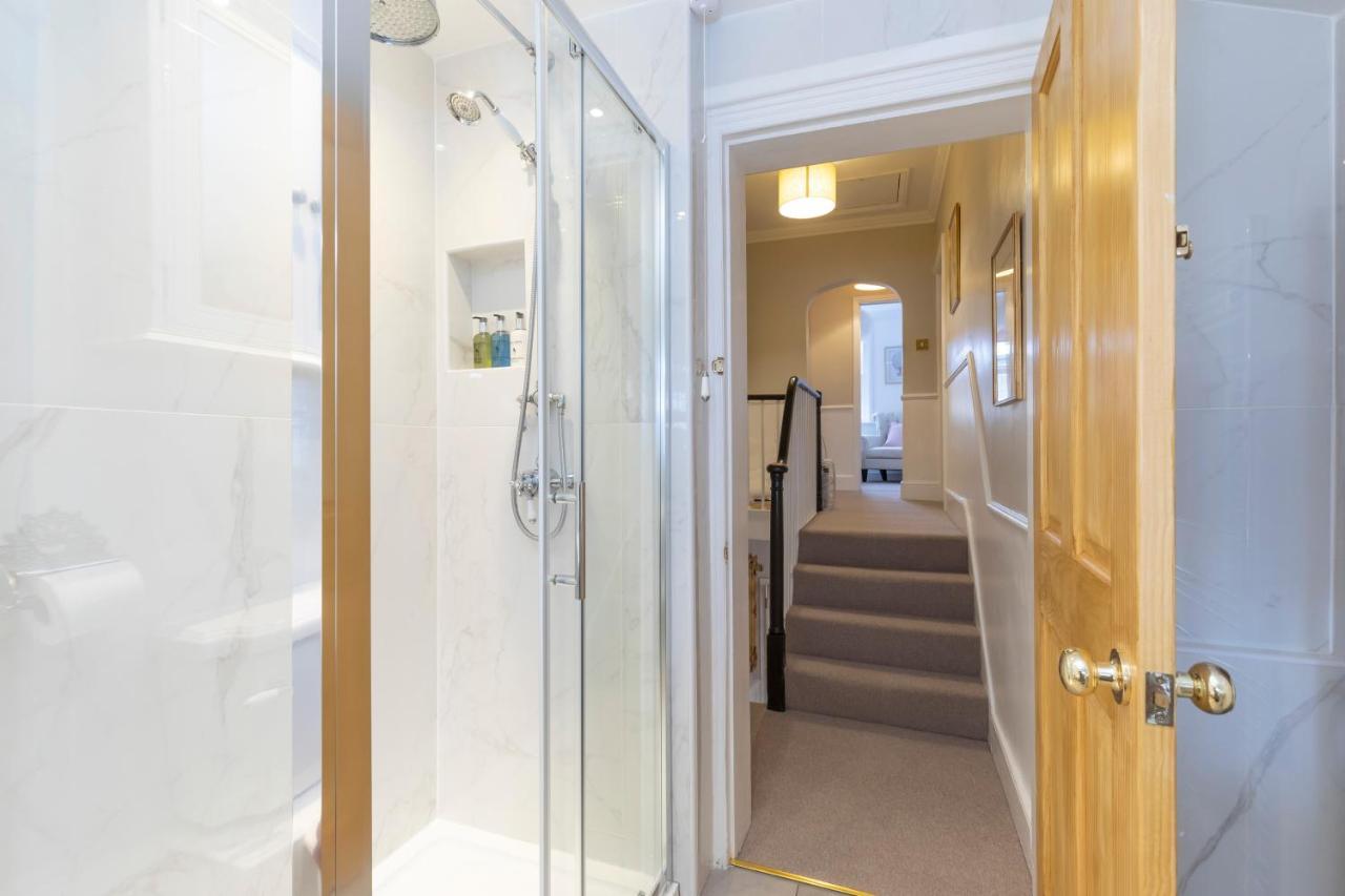 Beautiful 4 Bedroom Home Cheltenham Luaran gambar